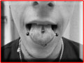 piercing de la langue en horizontal, fait  relief tattoo  Valenciennes